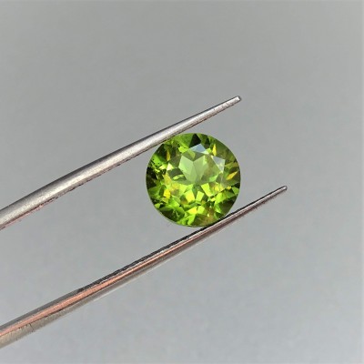 Peridot (olivine) cut gemstone 3.93ct, Pakistan