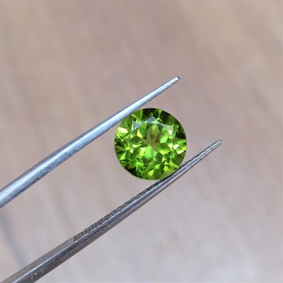 Peridot (olivine) cut gemstone 3.93ct, Pakistan