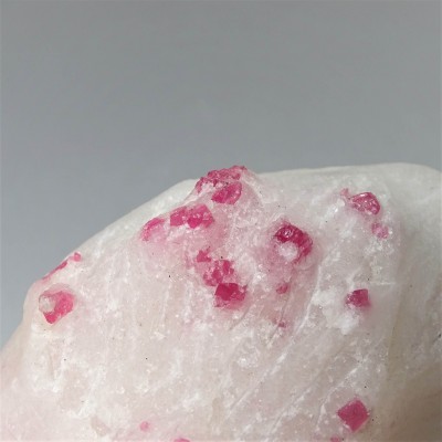 Spinel přírodní v mramoru 108,2g, Vietnam