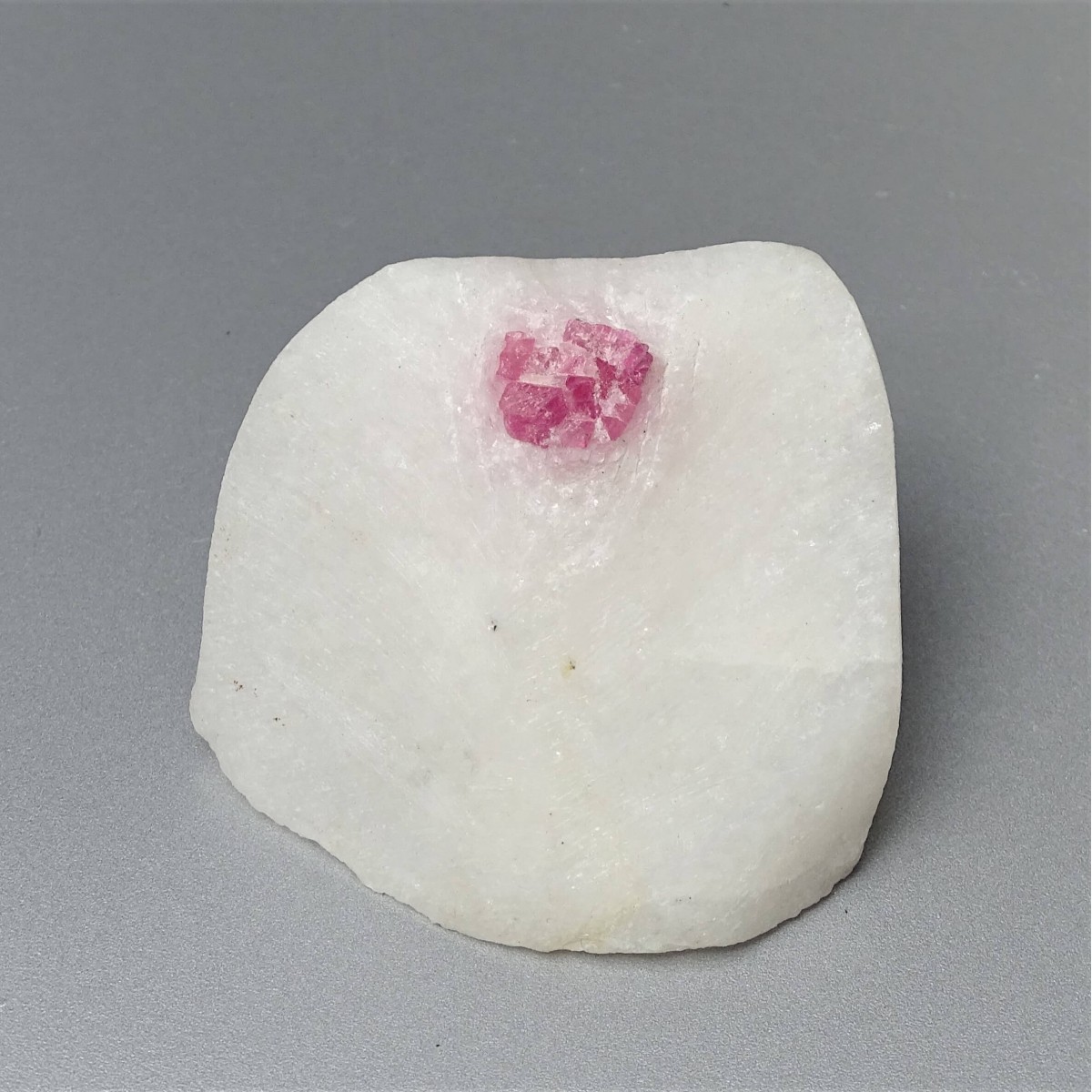 Natural spinel in marble 110,5g, Vietnam