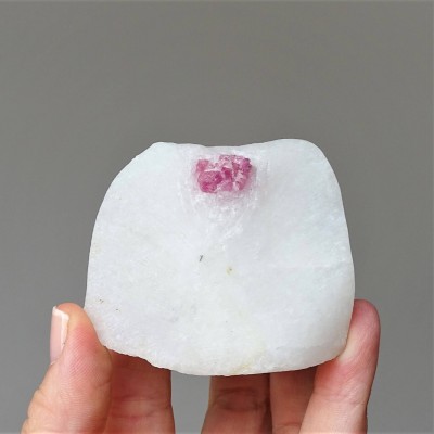 Natural spinel in marble 110,5g, Vietnam