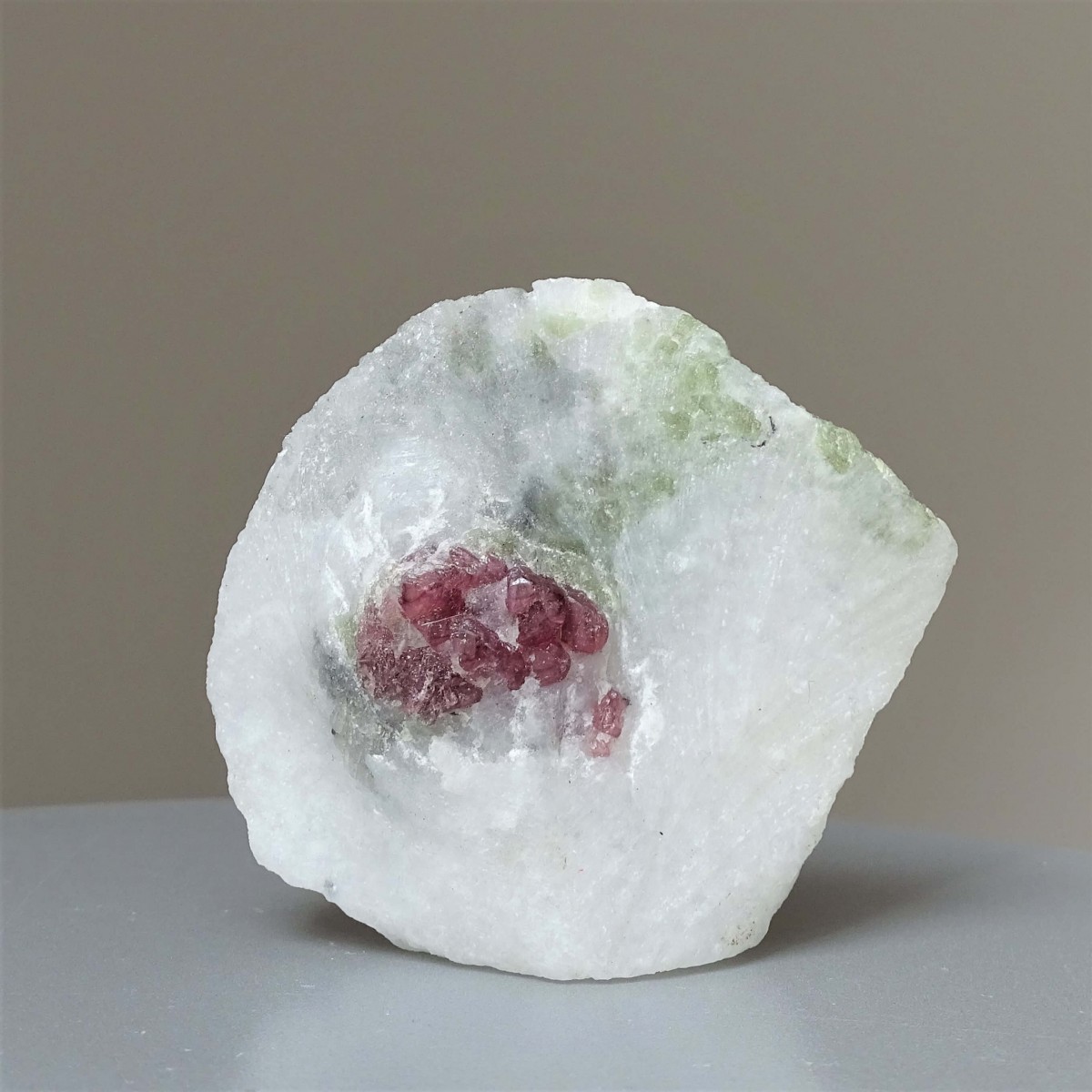 Spinel přírodní v mramoru s pargasitem 103,2g, Vietnam