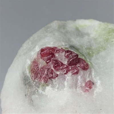 Spinel přírodní v mramoru s pargasitem 103,2g, Vietnam