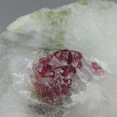 Spinel přírodní v mramoru s pargasitem 103,2g, Vietnam