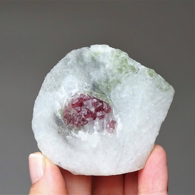 Spinel přírodní v mramoru s pargasitem 103,2g, Vietnam