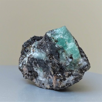 Smaragd přírodní krystal v hornině 195g, Pakistán