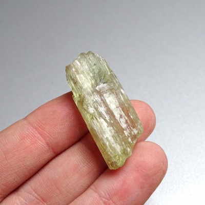 Hiddenite natural crystal 9.5g, Afghanistan