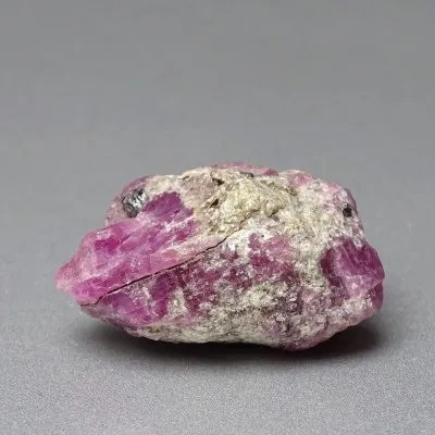Natural raw ruby in rock 14.3g, Greenland
