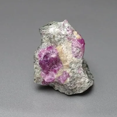 Natürlicher roher Rubin im Gestein 60,3g, Grönland