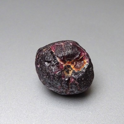 Rhodolit - granát přírodní koule 51,9g, Brazílie