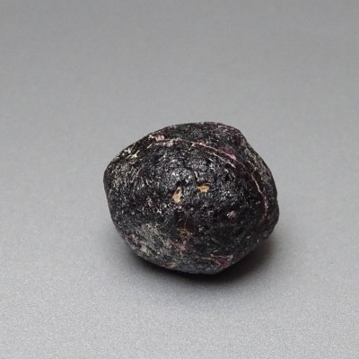 Rhodolit - granát přírodní koule 38,9g, Brazílie