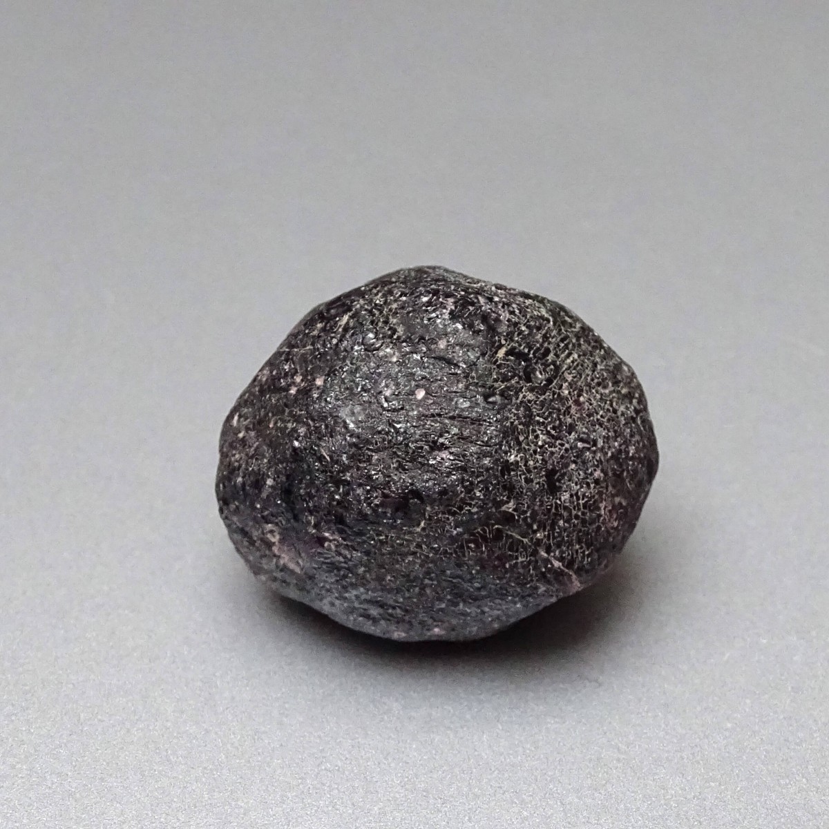 Rhodolit - granát přírodní koule 63,7g, Brazílie