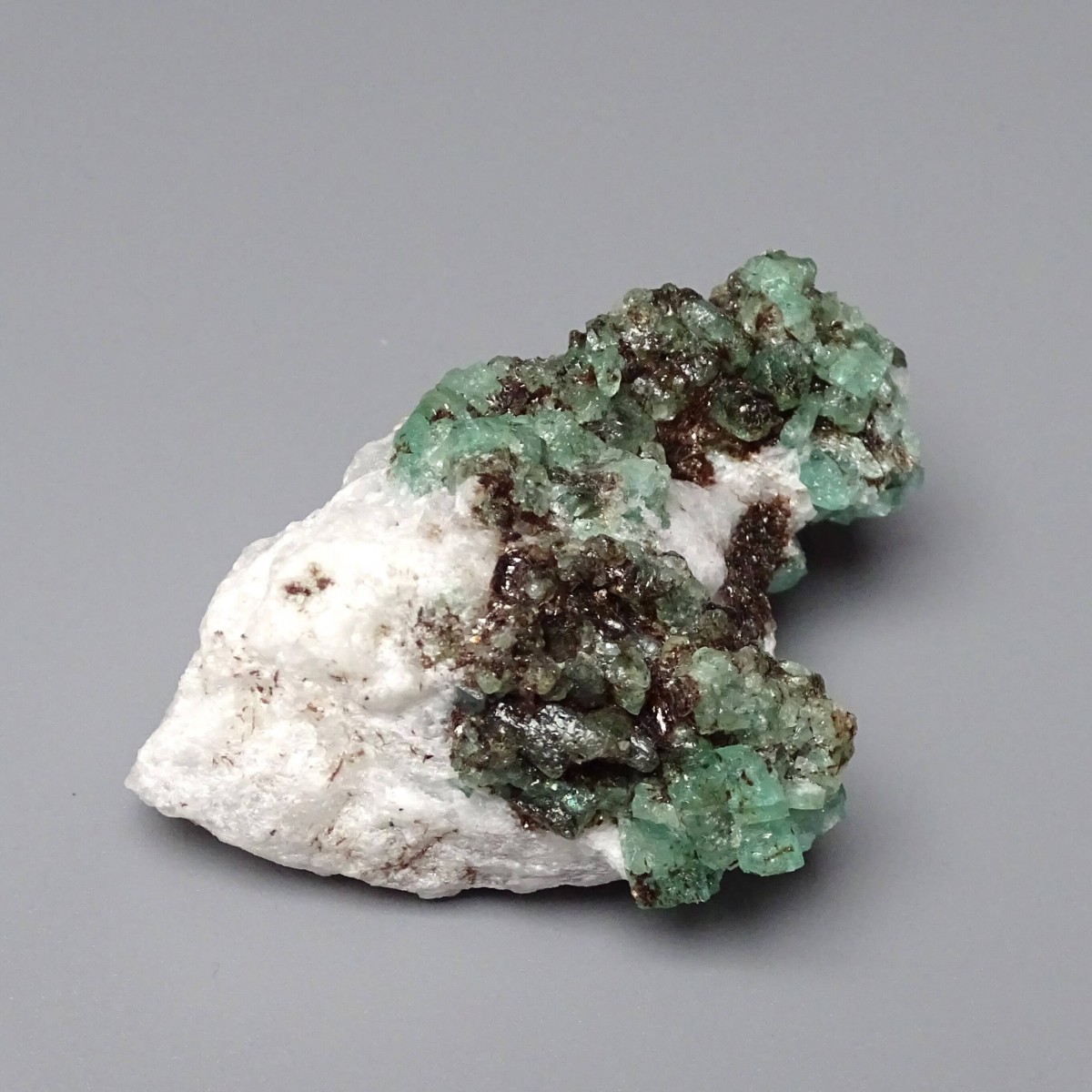 Emerald natural crystal in rock 114g, Pakistan