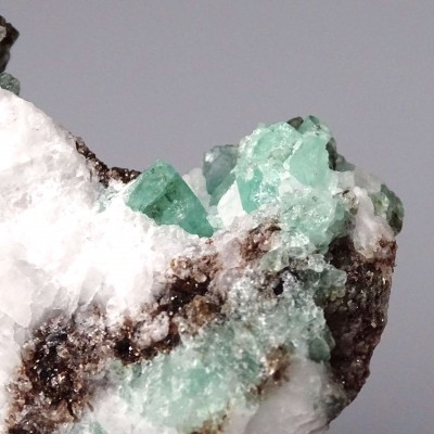 Emerald natural crystal in rock 114g, Pakistan