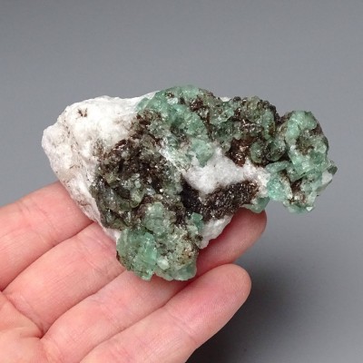 Emerald natural crystal in rock 114g, Pakistan