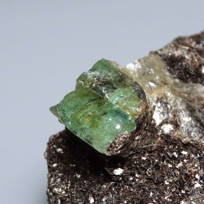 Smaragd přírodní krystal v hornině 268g, Pakistán