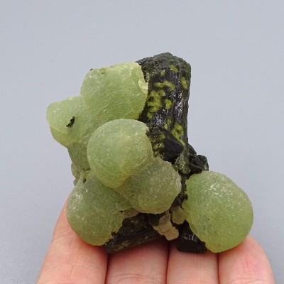 Prehnite with epidote natural mineral 95.7g, Mali