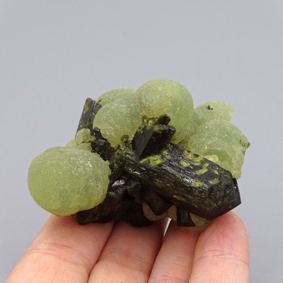 Prehnite with epidote natural mineral 95.7g, Mali