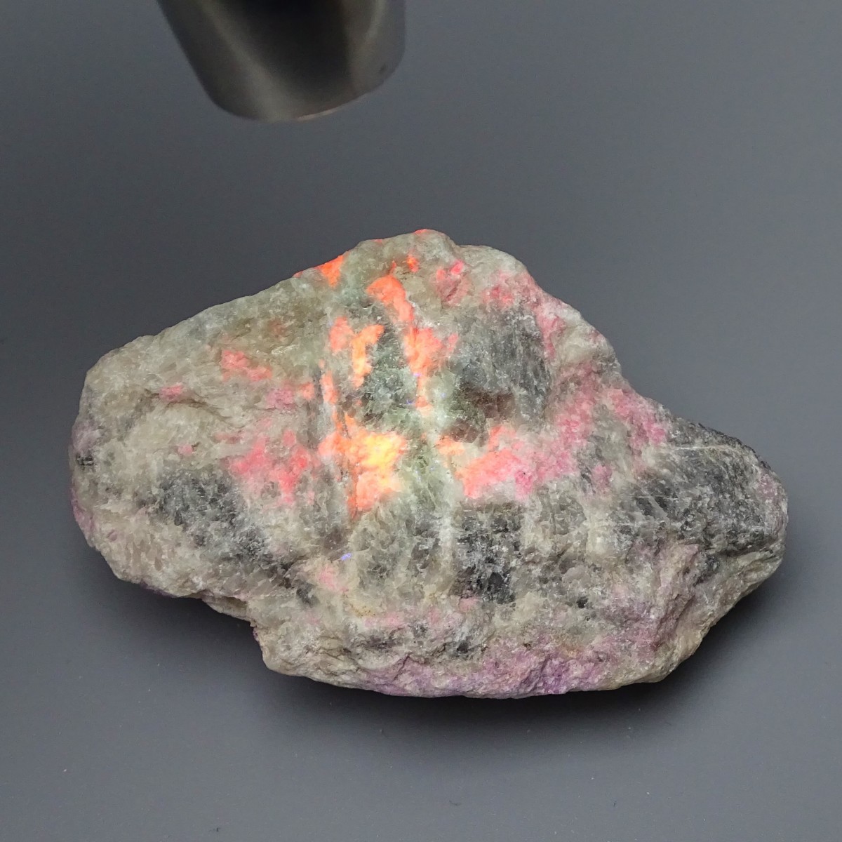 Hackmanite raw mineral 150g, Afghanistan