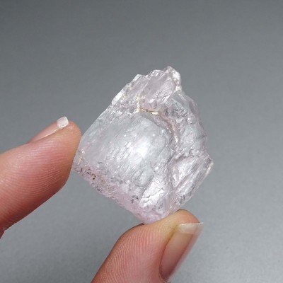 Kunzite natural crystal 12,5g, Afghanistan