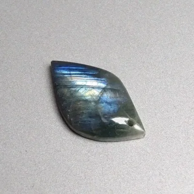 Labradorit kabošon 11,7g, Madagaskar