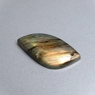 Labradorit kabošon 10,4g, Madagaskar