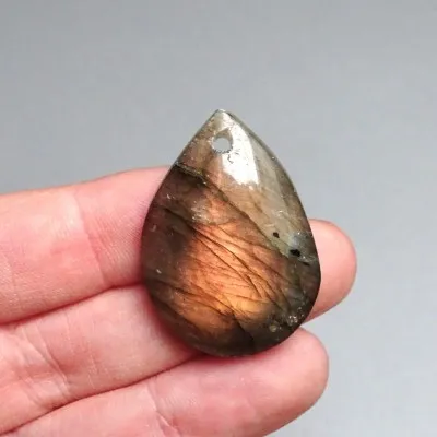 Labradorit kabošon 10,3g, Madagaskar