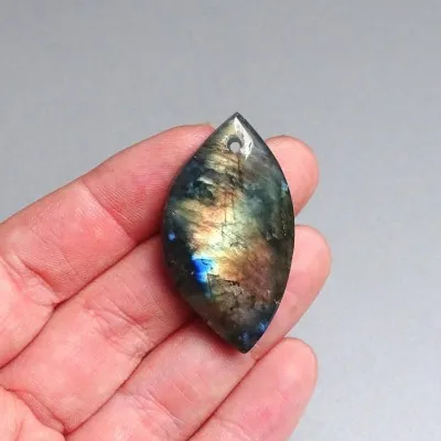 Labradorit kabošon 14,5g, Madagaskar