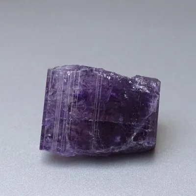 Skapolit fialový přírodní krystal 26,7g, Afganistán