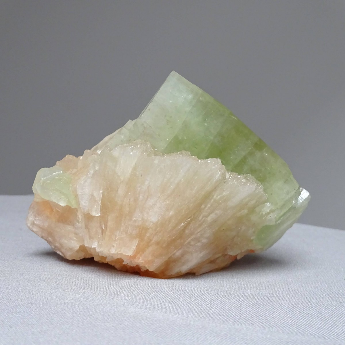 Apofylit zelený krystal, stilbit 218g, Indie
