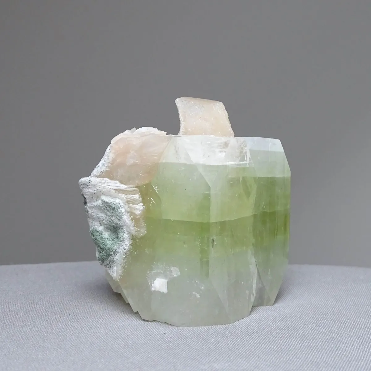 Apophyllite green crystal, stilbite 205g, India