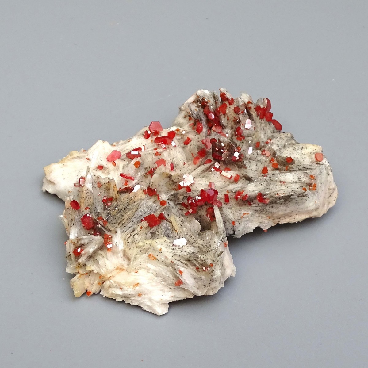 Vanadinite mineral 175g, Morocco