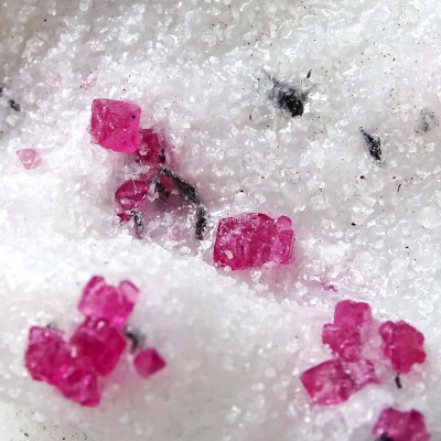 Natural spinel in marble with pargasite 419g, Vietnam