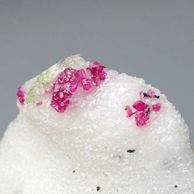 Natural spinel in marble with pargasite 419g, Vietnam