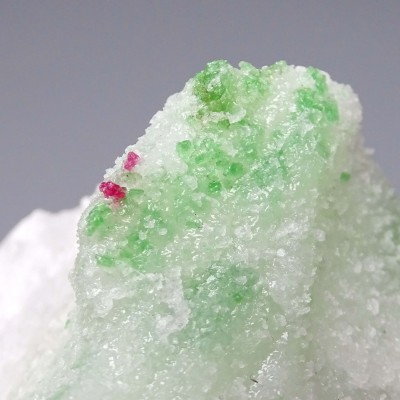 Pargasit krystaly v mramoru 290g, Vietnam