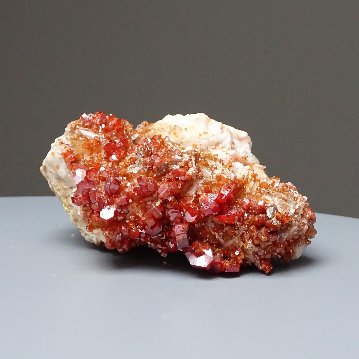 Vanadinite mineral 313g, Morocco