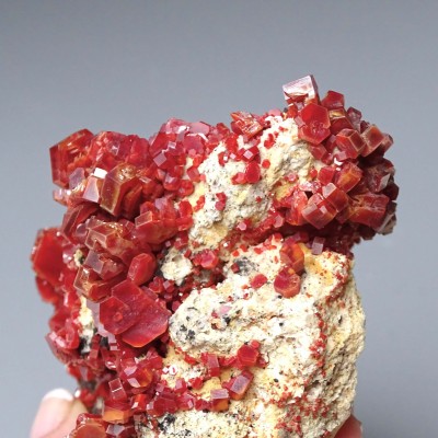 Vanadinite mineral 352g, Morocco