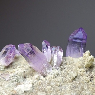 Natürliche Amethystkristalle im Gestein 558g, Mexiko