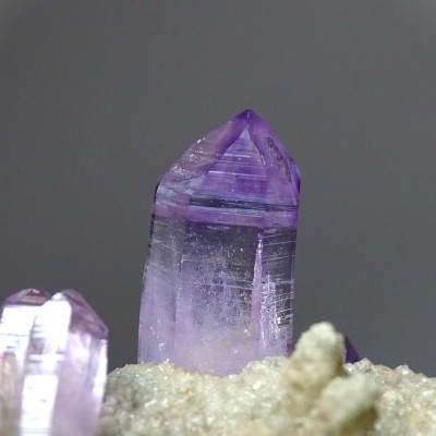 Natürliche Amethystkristalle im Gestein 558g, Mexiko