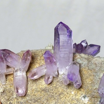 Natürliche Amethystkristalle im Gestein 558g, Mexiko