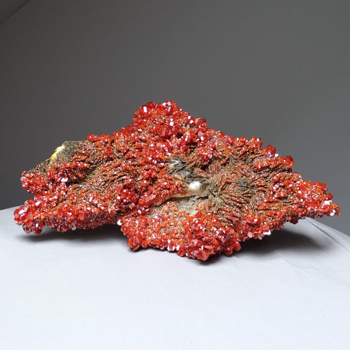 Vanadinite mineral 2352g, Morocco