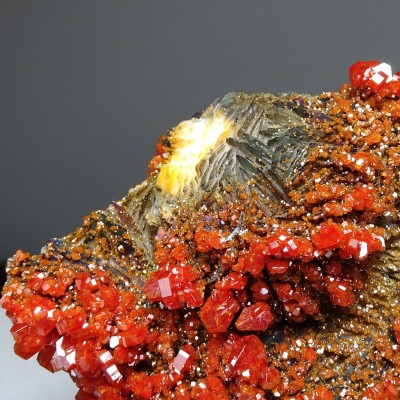 Vanadinite mineral 2352g, Morocco