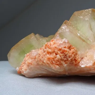 Green apophyllite, stilbit druse 1574g, India