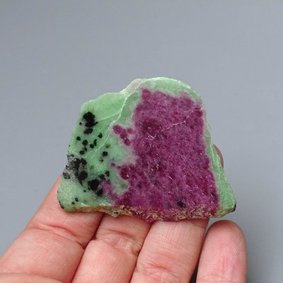 Ruby in zoisite polished plate 20g, Tanzania