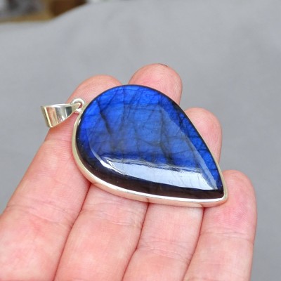 Labradorite pendant in silver 19.6g, Madagascar