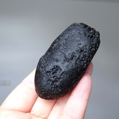 Tektite natural indochinite 112g, Vietnam