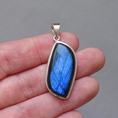 Labradorite pendant in silver 8.4g, Madagascar