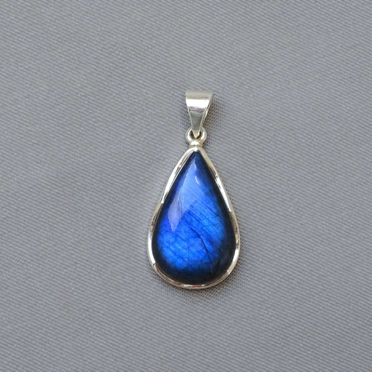 Labradorite pendant in silver 7.4g, Madagascar