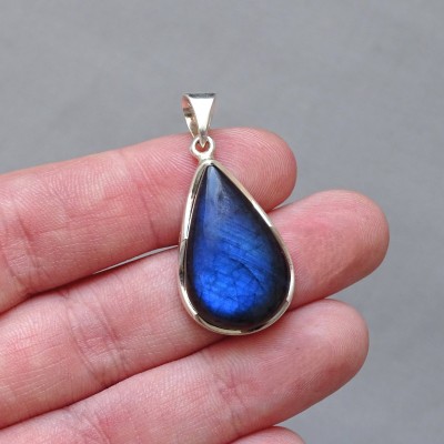 Labradorite pendant in silver 7.4g, Madagascar