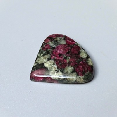 Eudialyt polierter Cabochon 13g, Russland